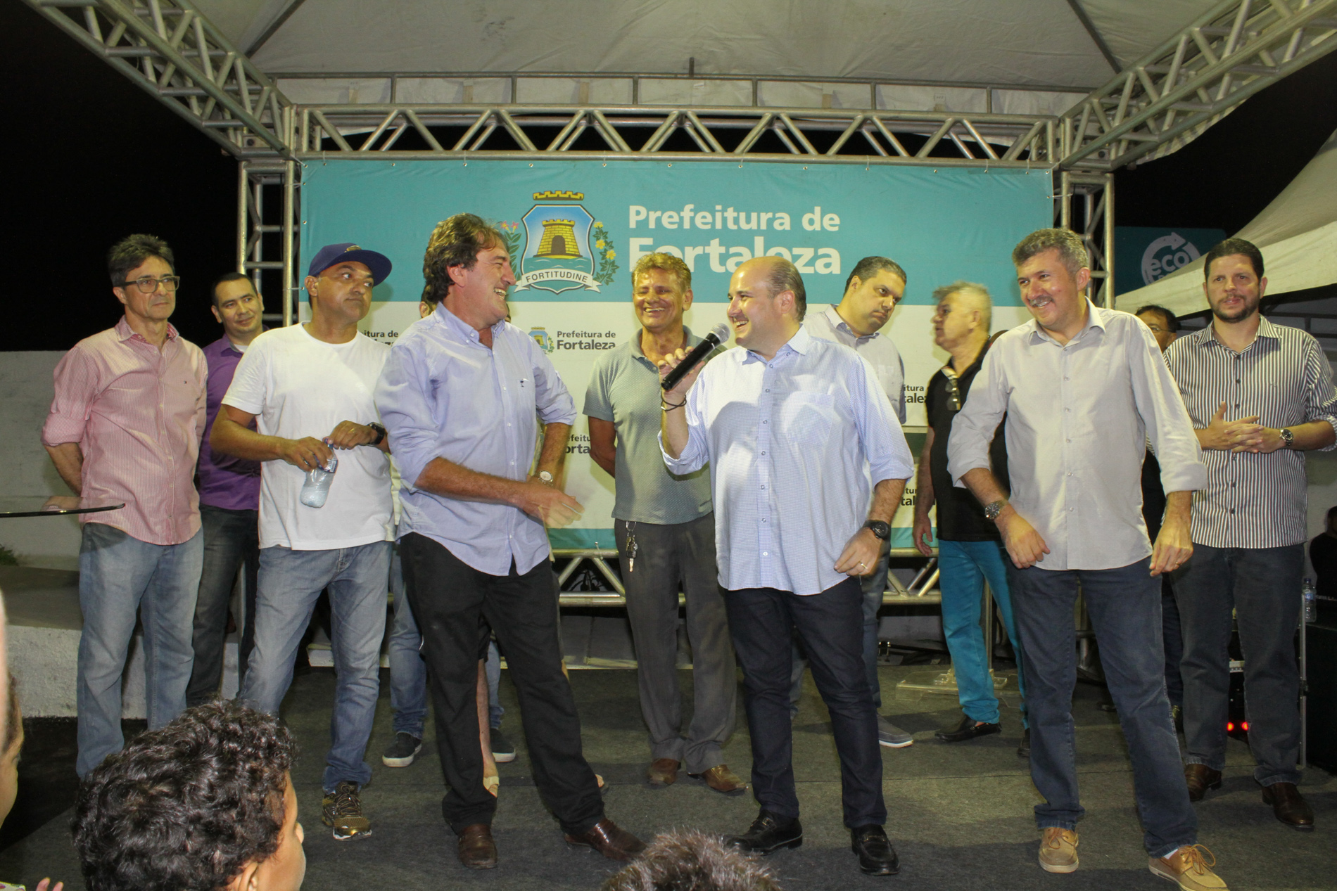 prefeito roberto claudio discursa no palco da inauguração do ecoponto